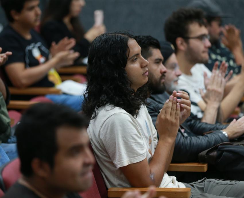 Debaten sobre el poder policial, la vigilancia y control social 