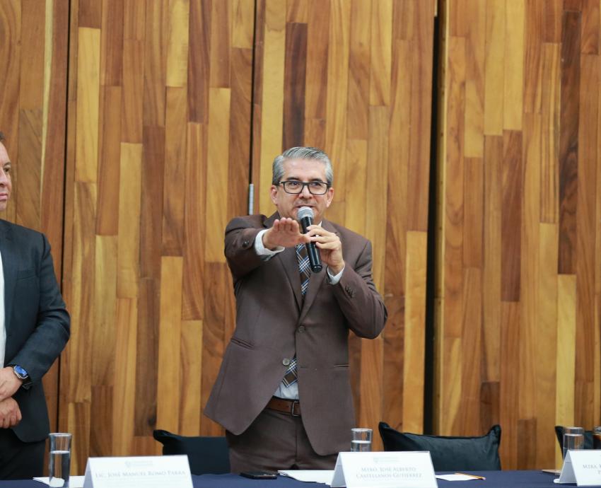 Mejorar el modelo híbrido, prioridad del Rector del CUGDL, Alberto Castellanos