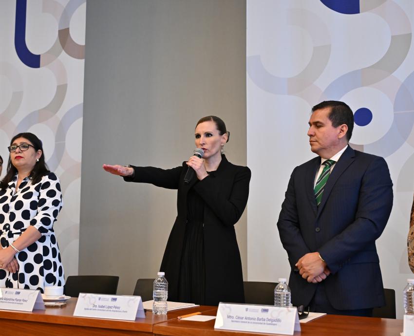 Rinde protesta la doctora Isabel López Pérez, primera Rectora del CUAAD