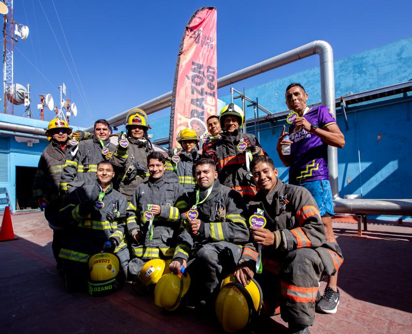 Participan bomberos y comunidad UdeG en la Carrera Vertical en edificio de Rectoría General