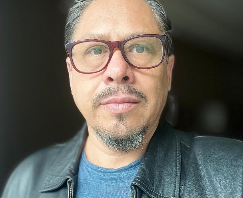 Joel Cortés, egresado de CUGDL, obtiene Premio Nacional de Periodismo de Salud