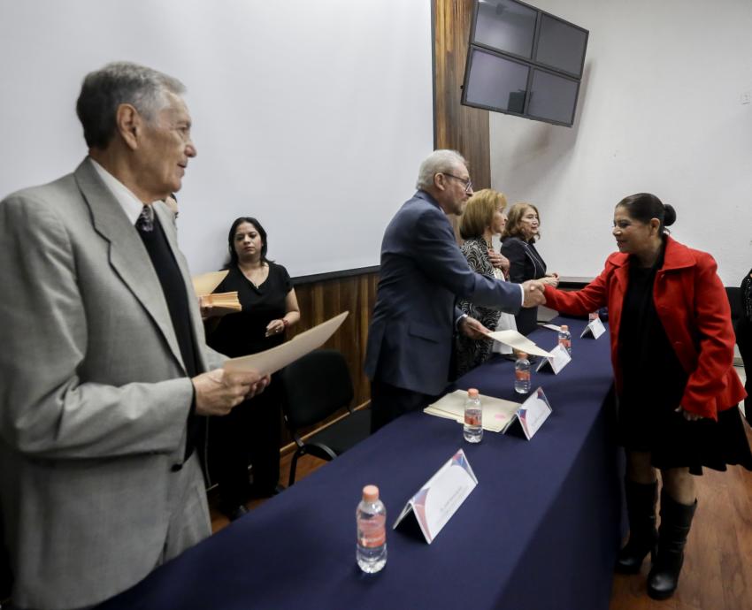 Reciben constancias 328 adultos mayores inscritos en el ciclo 2025 A del SUAM 
