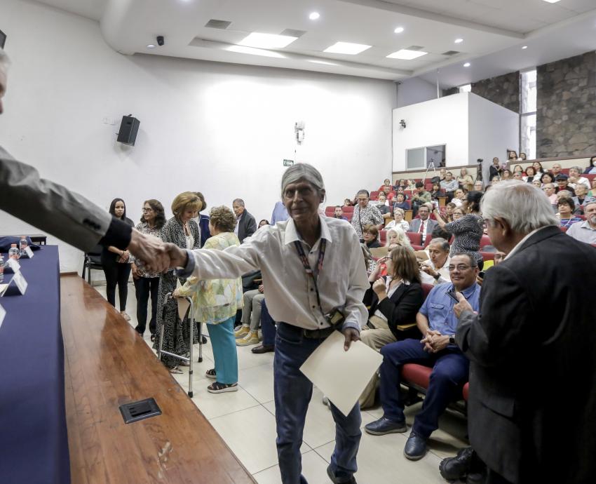 Reciben constancias 328 adultos mayores inscritos en el ciclo 2025 A del SUAM 