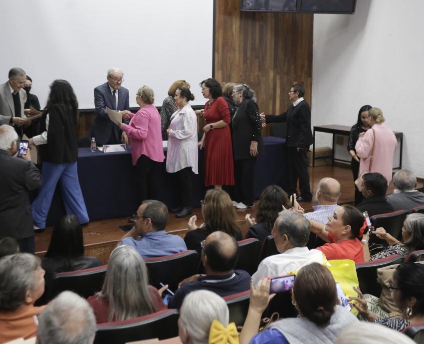 Reciben constancias 328 adultos mayores inscritos en el ciclo 2025 A del SUAM 
