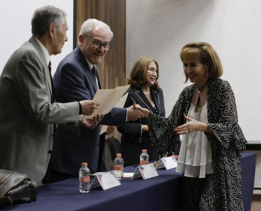 Reciben constancias 328 adultos mayores inscritos en el ciclo 2025 A del SUAM 