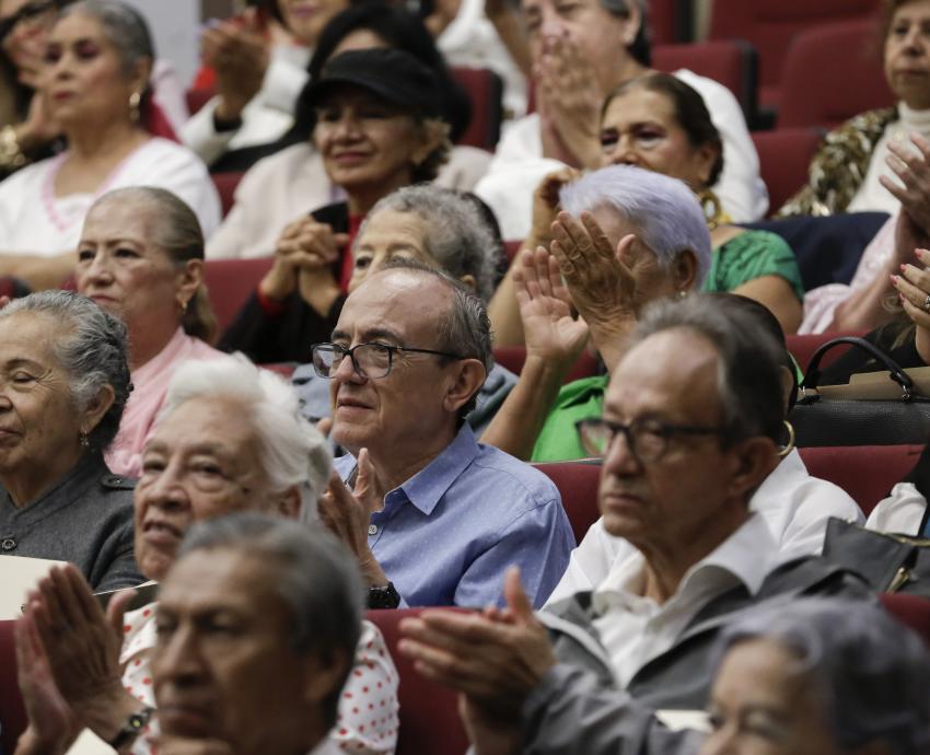 Reciben constancias 328 adultos mayores inscritos en el ciclo 2025 A del SUAM 