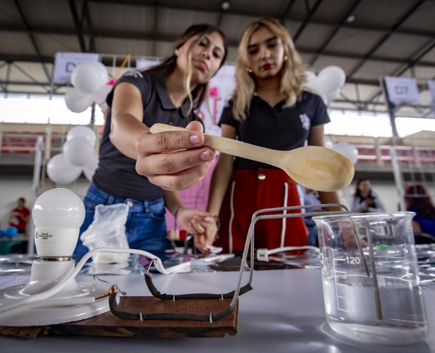 Destacan bachilleres en concurso estatal de física