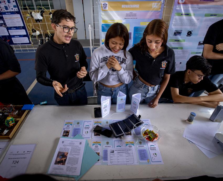 Destacan bachilleres en concurso estatal de física