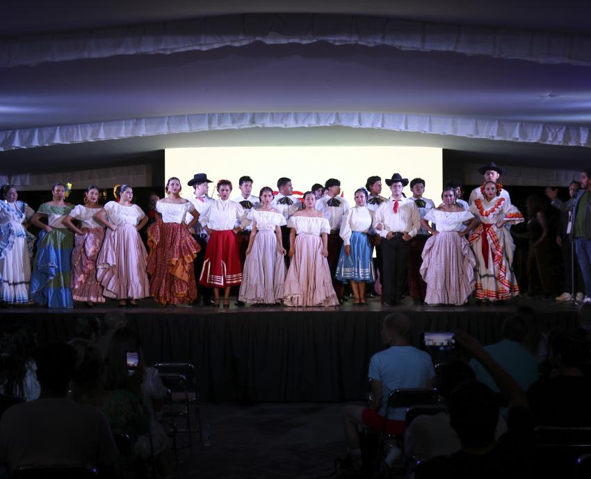 Con mariachi y ballet folklórico, inició “Latido UdeG” en la Rambla Cataluña