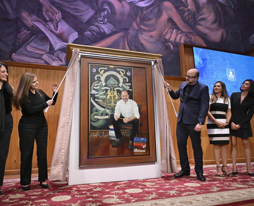 Rectora General de la UdeG, Karla Planter, devela el retrato del ex rector Ricardo Villanueva