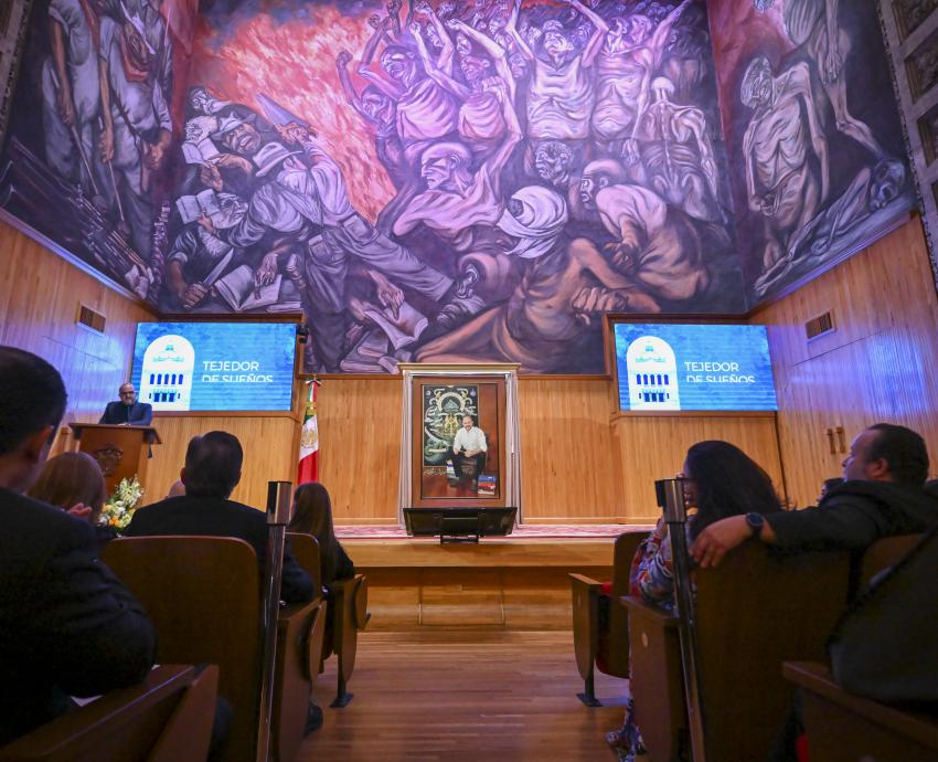 Rectora General de la UdeG, Karla Planter, devela el retrato del ex rector Ricardo Villanueva