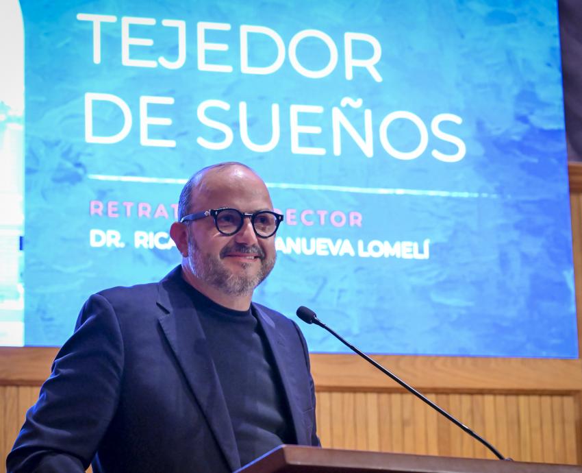 Rectora General de la UdeG, Karla Planter, devela el retrato del ex rector Ricardo Villanueva