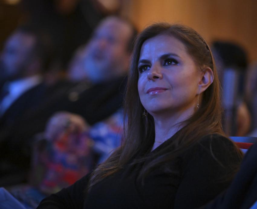 Rectora General de la UdeG, Karla Planter, devela el retrato del ex rector Ricardo Villanueva