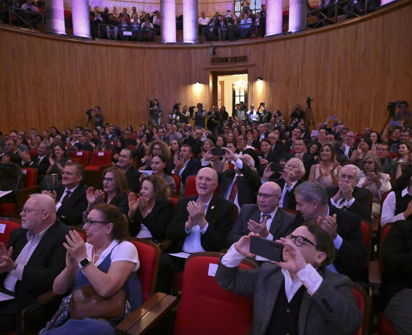 Rectora General de la UdeG, Karla Planter, devela el retrato del ex rector Ricardo Villanueva