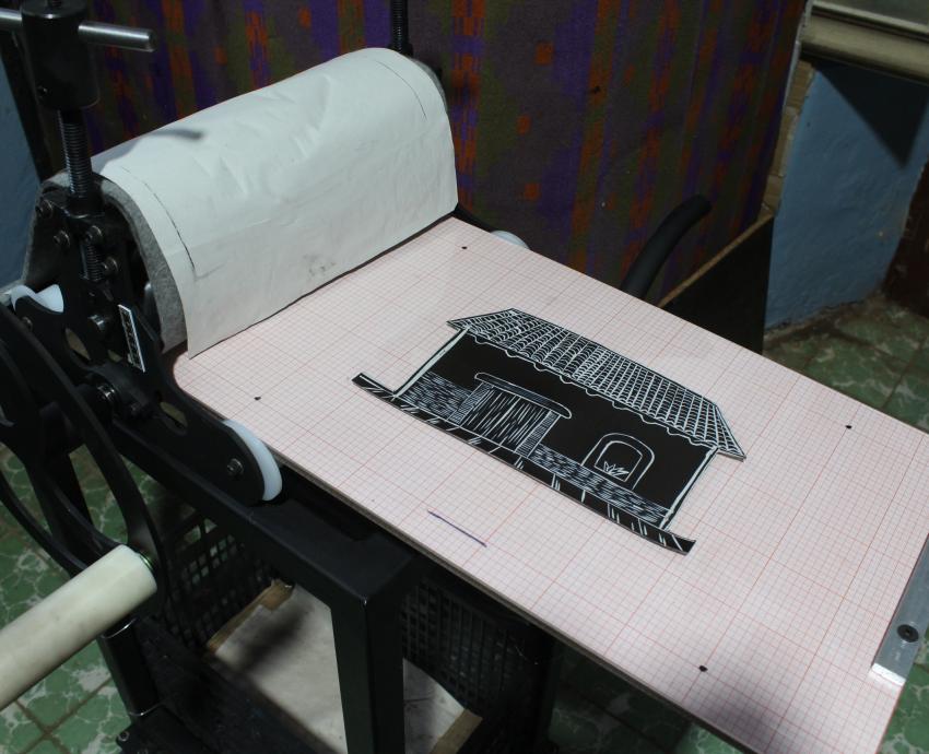 Con grabados registran casas tradicionales de adobe de La Manzanilla de La Paz