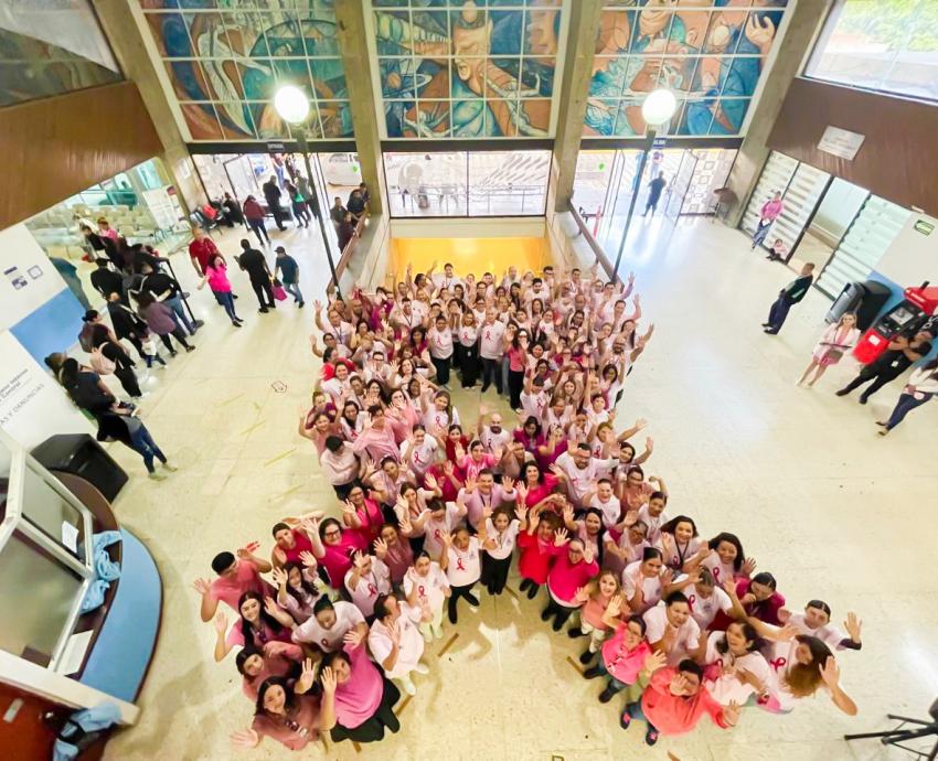 Hospitales Civiles buscan concientizar sobre el cáncer de mama con moños rosa gigantes