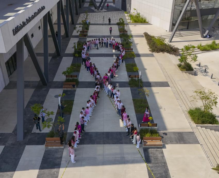 Hospitales Civiles buscan concientizar sobre el cáncer de mama con moños rosa gigantes