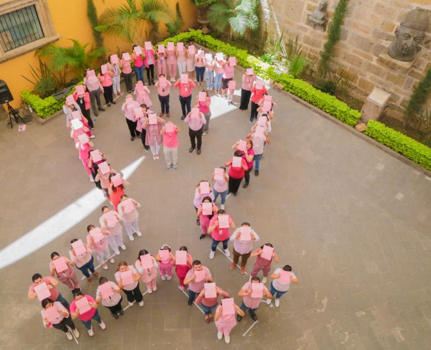 Hospitales Civiles buscan concientizar sobre el cáncer de mama con moños rosa gigantes
