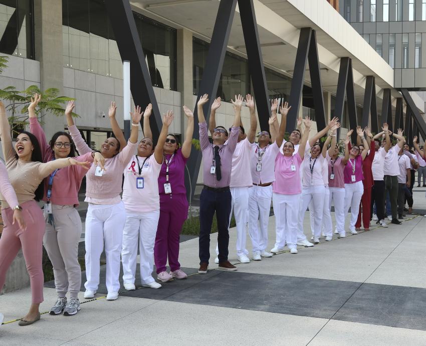 Hospitales Civiles buscan concientizar sobre el cáncer de mama con moños rosa gigantes