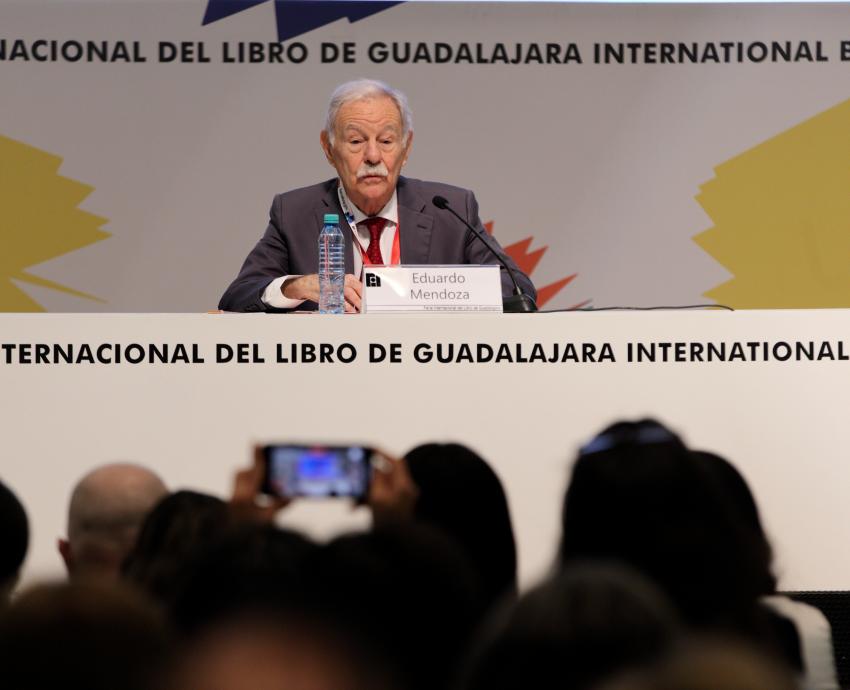 Historia, guerra civil y literatura de Eduardo Mendoza, en la apertura del Salón Carlos Fuentes, de la FIL