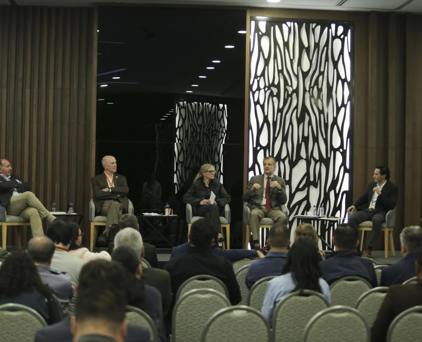 Especialistas reflexionan acerca de la confianza, la democracia y las Instituciones en la FIL 2025