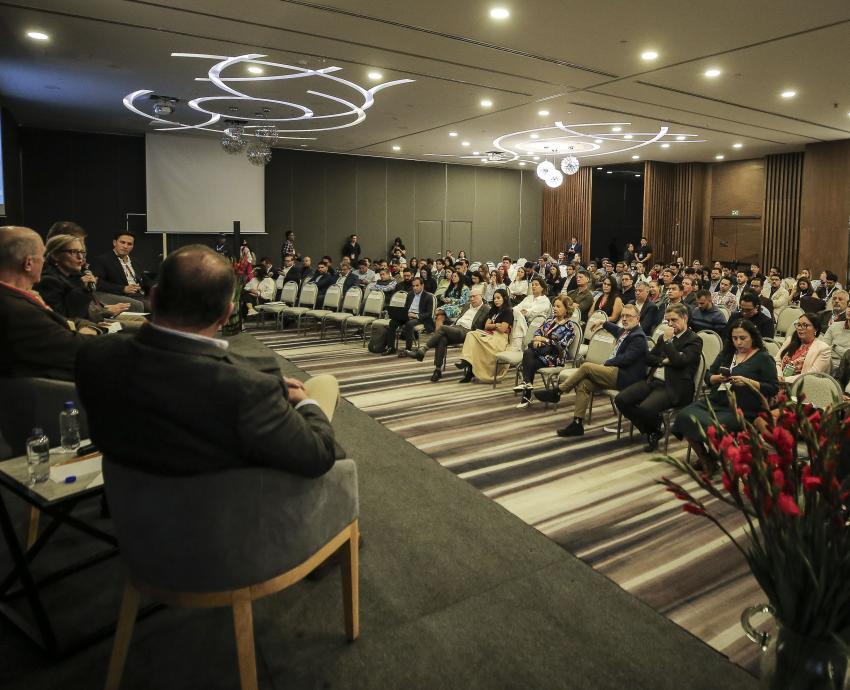 Especialistas reflexionan acerca de la confianza, la democracia y las Instituciones en la FIL 2025