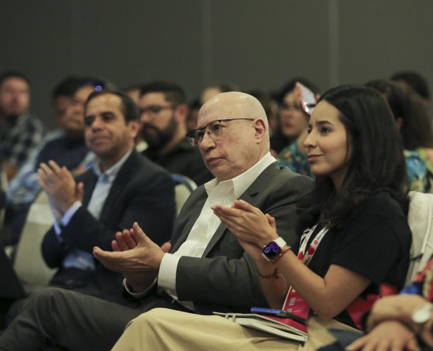 Especialistas reflexionan acerca de la confianza, la democracia y las Instituciones en la FIL 2025