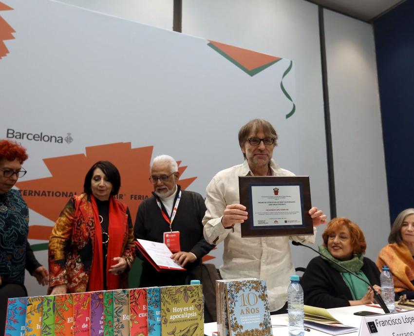 Francisco López Serrano recibe el Premio Ciudad y Naturaleza “José Emilio Pacheco” en la FIL