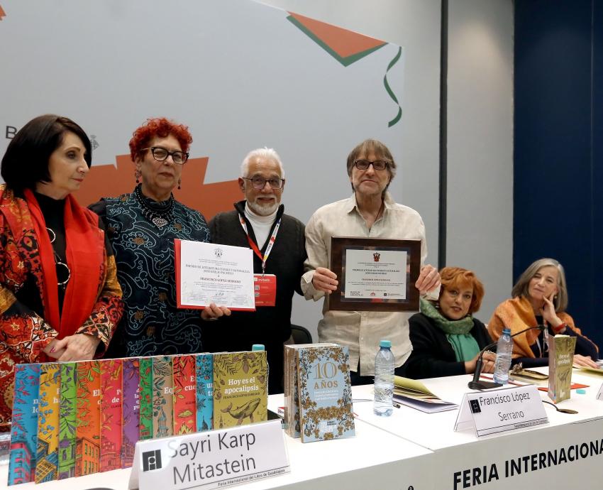 Francisco López Serrano recibe el Premio Ciudad y Naturaleza “José Emilio Pacheco” en la FIL