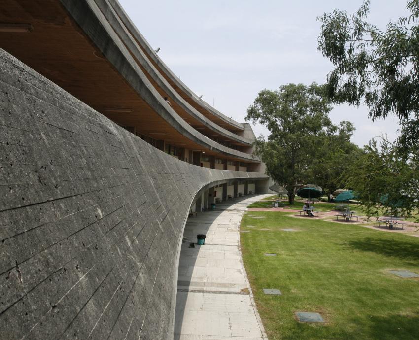 Egresado del CUAAD documenta la arquitectura brutalista tapatía