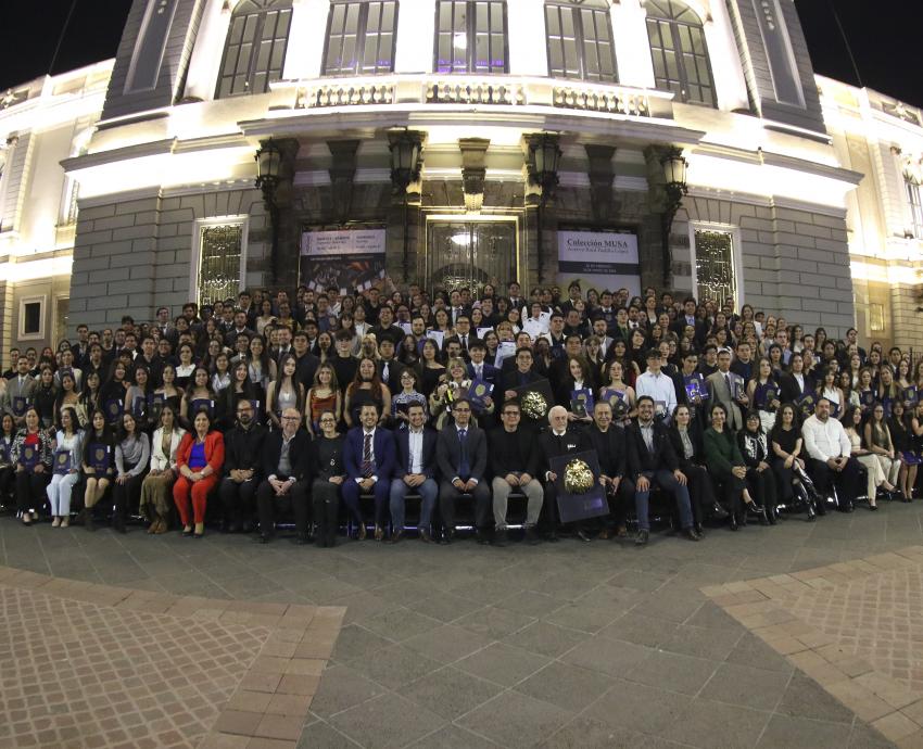Rinde homenaje a José Manuel Jurado Parres, maestro emérito de la UdeG, con presea “Leo Honoris” 