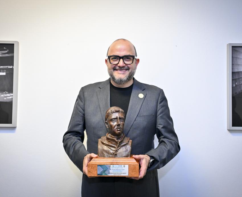 Reconocen con premio “Fray Antonio Alcalde” a Rectora General Karla Planter y Subsecretario de Educación, Ricardo Villanueva