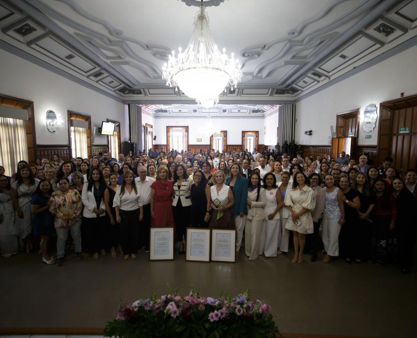 Karla Planter entrega Premio “Irene Robledo Garcia” a mujeres destacadas