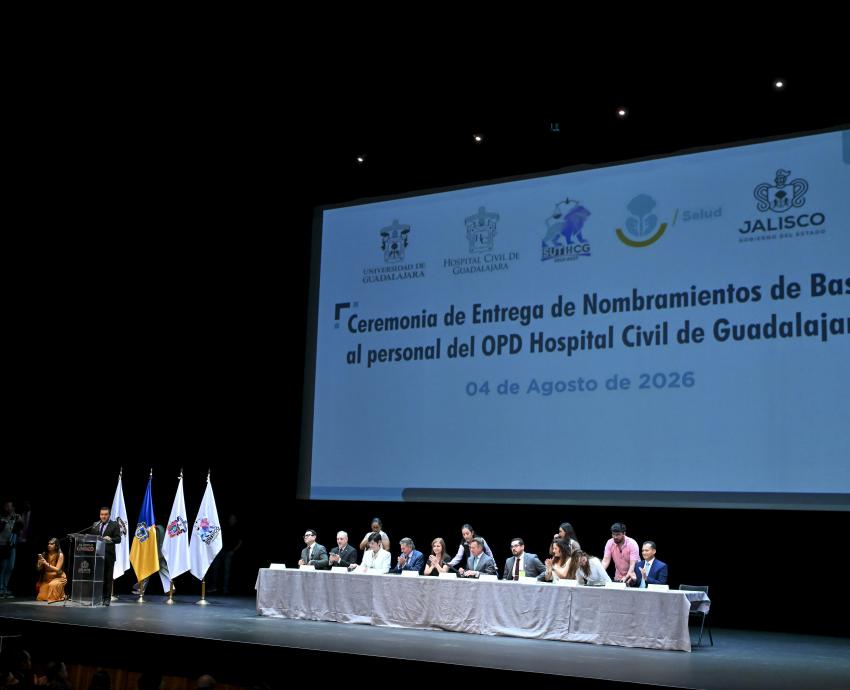 Rectora General entrega nombramientos de base a personal médico, técnico y de servicio del HCG