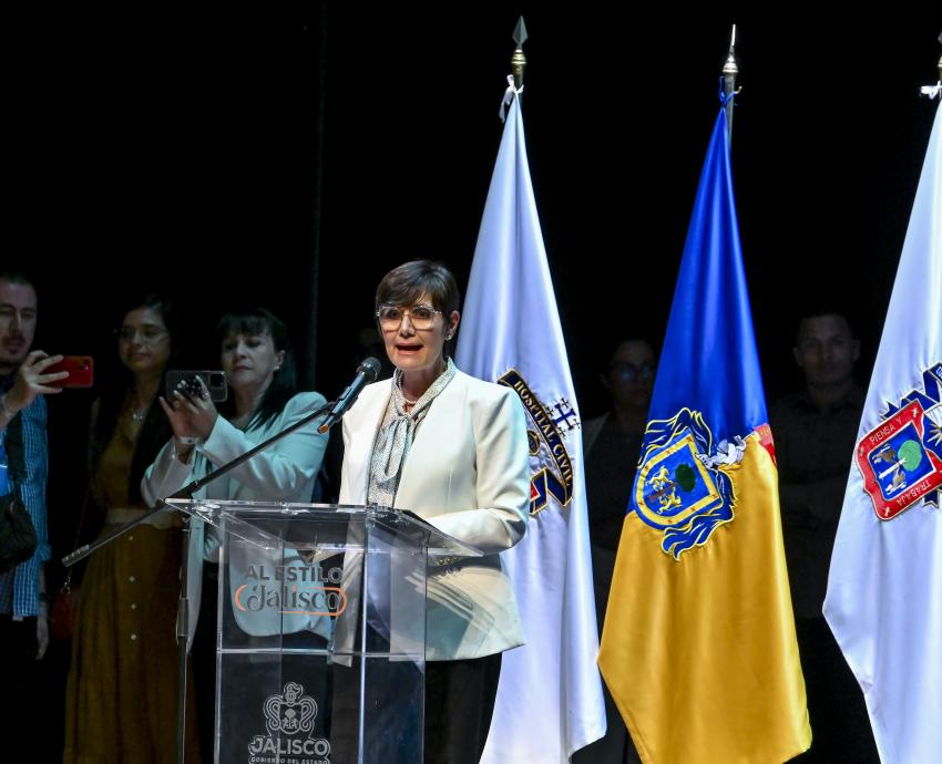 Rectora General entrega nombramientos de base a personal médico, técnico y de servicio del HCG