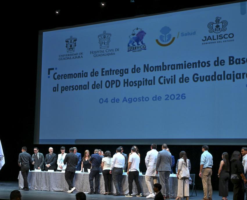 Rectora General entrega nombramientos de base a personal médico, técnico y de servicio del HCG