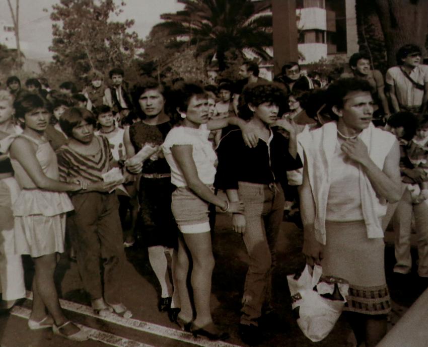 “En mi cama mando yo”: exposición fotográfica rescata la memoria de las primeras marchas de la comunidad LGBTIQ+ 
