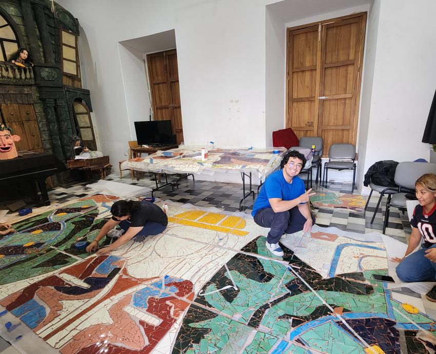 Prepara estudiante del CUCEI mural sobre mujeres en la ciencia y la tecnología