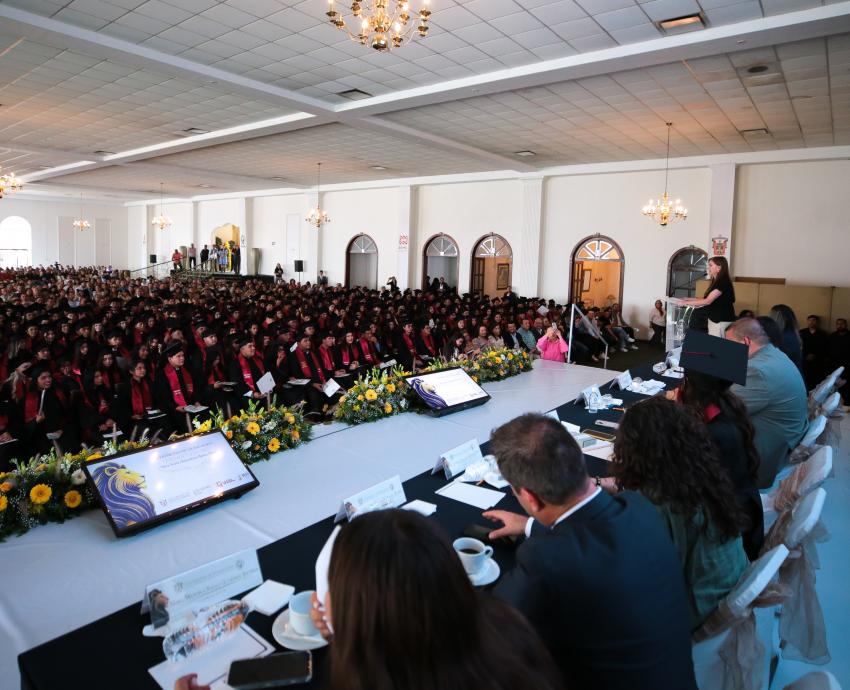 Karla Planter exhorta a jóvenes de la Prepa de Lagos de Moreno a seguir pensando y trabajando por sus sueños