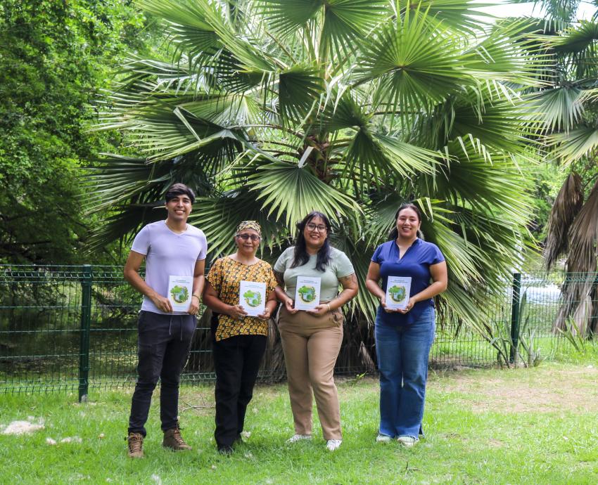 Difunden libro con más de 170 especies de flora del CUCosta 