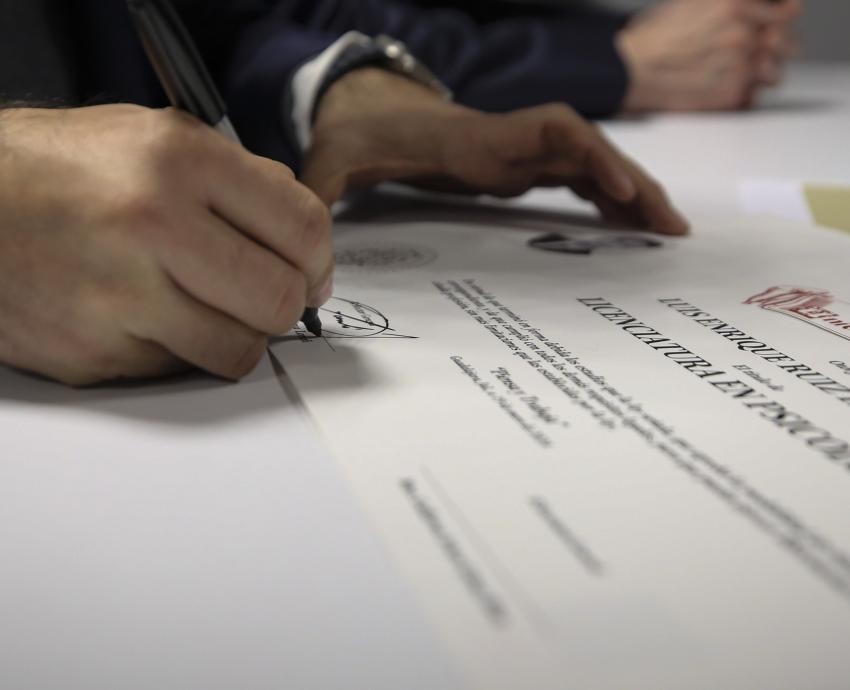 Abren convocatoria de becas para que administrativos de UdeG obtengan títulos de licenciatura y de posgrado