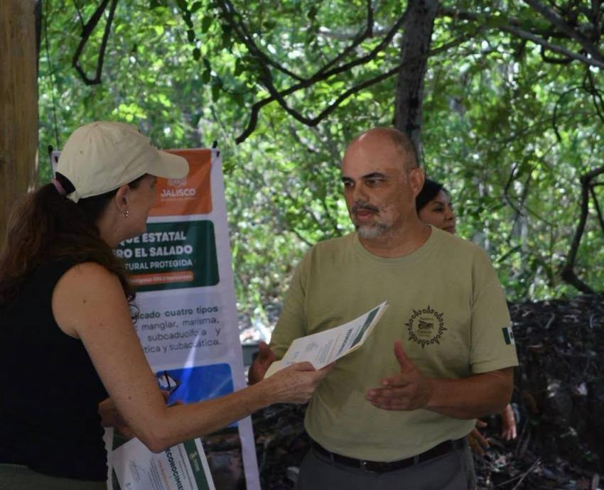 Participa CUCosta en liberación de 180 crías de iguana verde durante el 26 aniversario del estero El Salado