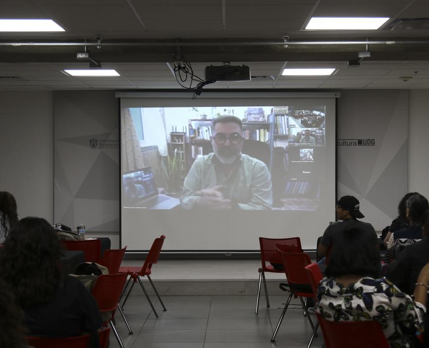 Capacitan a personal de comunicación de la Red Universitaria