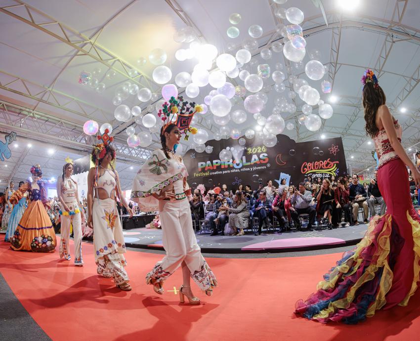 Moda, color y patrimonio en el desfile de Takasami en Papirolas 2026