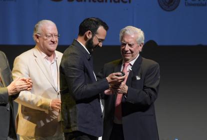 Escritor venezolano Rodrigo Blanco Calderón gana el Premio de la III Bienal de Novela Mario Vargas Llosa