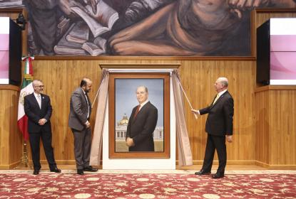 Develan pintura en honor del Exrector General Miguel Ángel Navarro Navarro