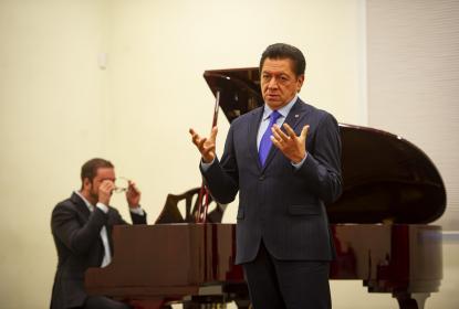 Tenor Francisco Araiza comparte su experiencia con cantantes y estudiantes de Música