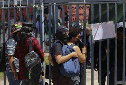 Estudiantes de CUCSH piden a encapuchados liberar campus La Normal e ir al diálogo