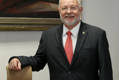 Nombran coordinador de la Cátedra Julio Cortázar al licenciado José Trinidad Padilla López