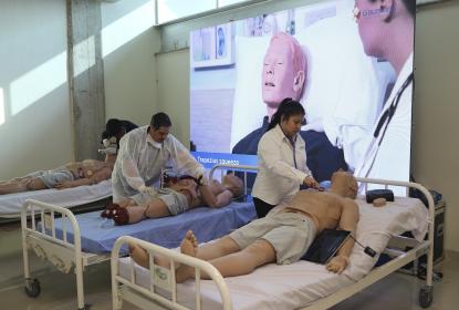Estudiantes de Medicina del CUTlajomulco aprenden con simuladores de parto y cirugía